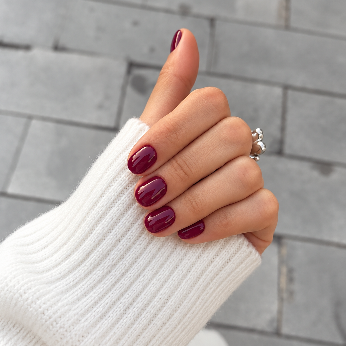 Bordeaux-Maniküre mit dem SAVAYA Nail Pen